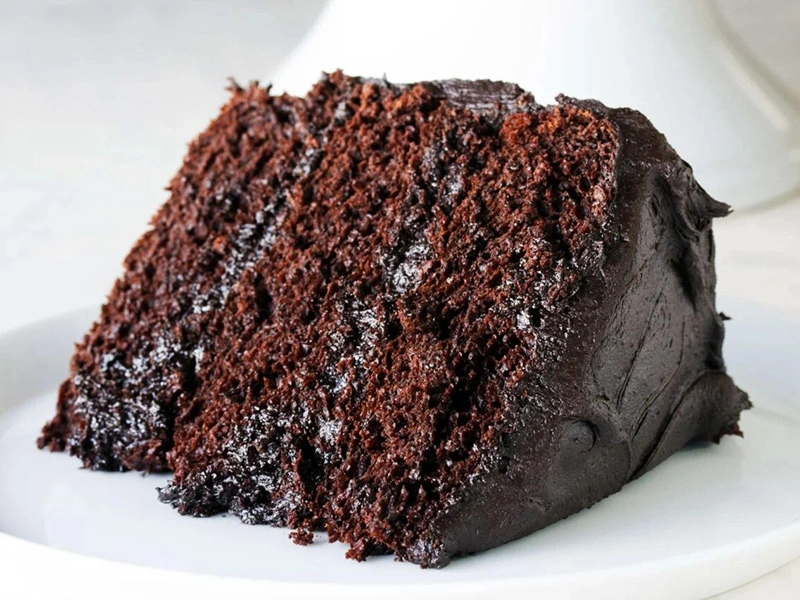 Najbolj nebeška čokoladna torta s popolnim čokoladnim biskvitom.